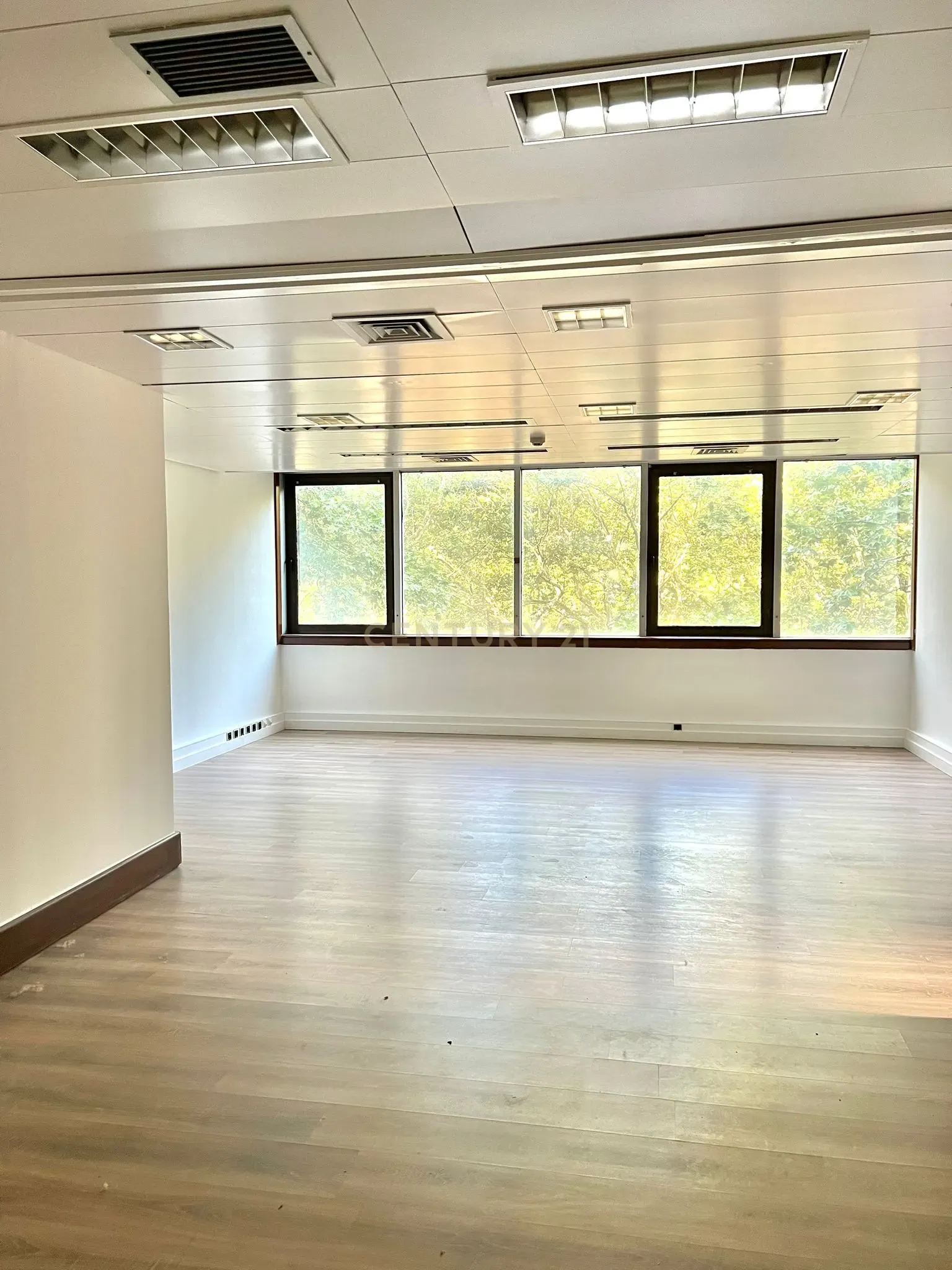 Salas de escritório para arrendamento na Av. da Liberdade, em Lisboa (entre os 13,2m2  e os 51m2 e com valores entre 1.050€ e os 2.550€/mês) - Image 9