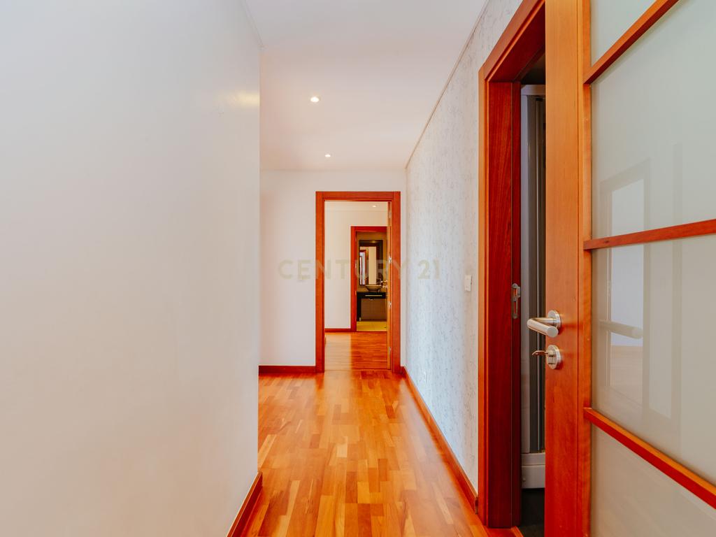 Apartamento T3 com vista da Varanda sobre o Rio Tejo  nos Terraços da Ponte Sacavém - Image 12