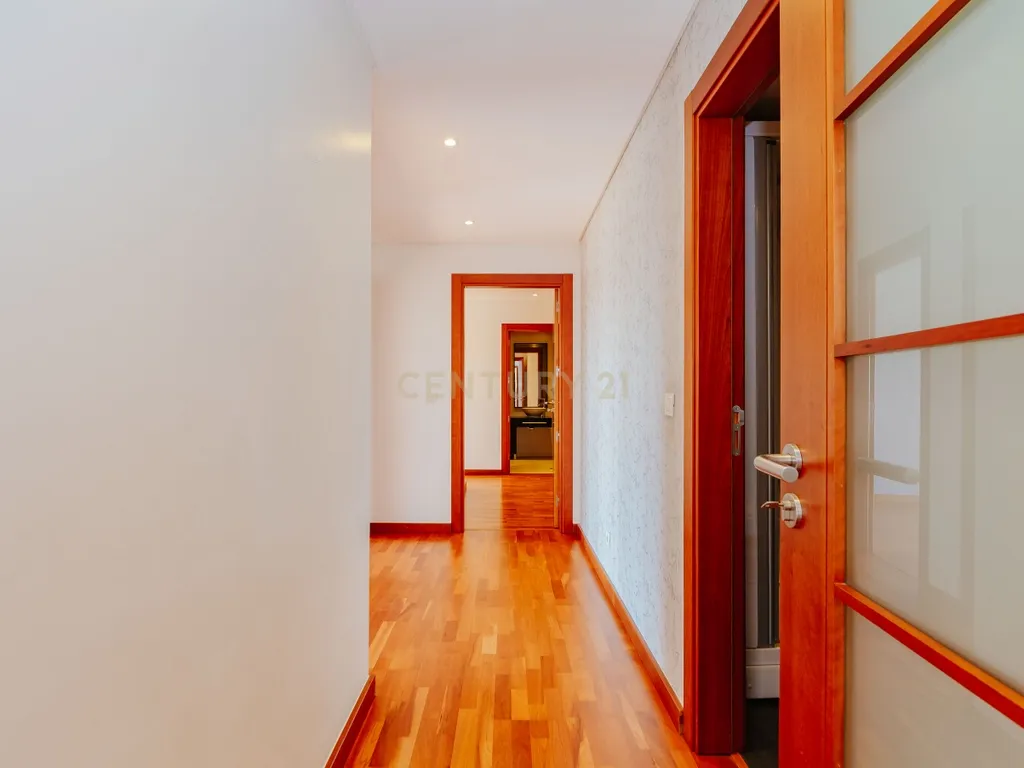 Apartamento T3 com vista da Varanda sobre o Rio Tejo nos Terraços da Ponte Sacavém - Image 12