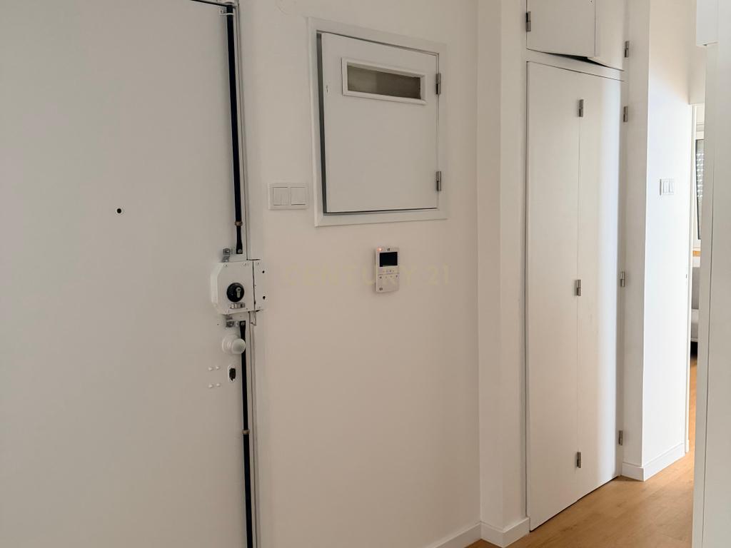 Apartamento T2 renovado em Lisboa com varanda - Image 12