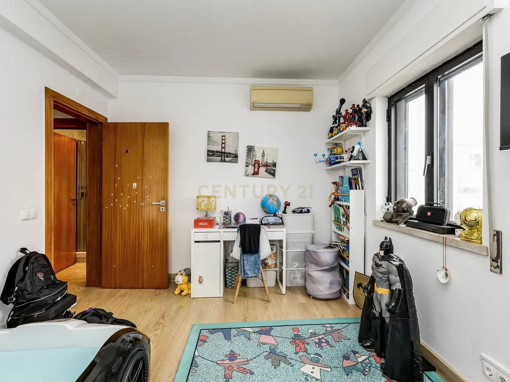 Apartamento T3 com lugar de garagem e arrecadação, situado em Benfica. - Image 13