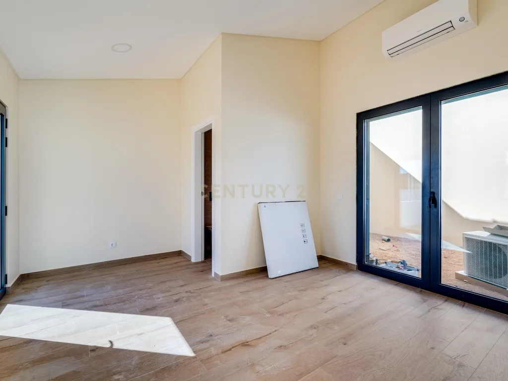 Moradia T4+1 de construção nova com piscina infinita | Caramujeira, Lagoa - Image 38