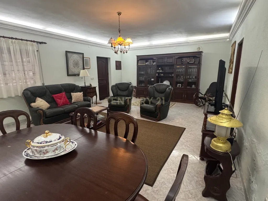 Espetacular Moradia T4 com Jardim e Vista Campestre em Alenquer - Image 14
