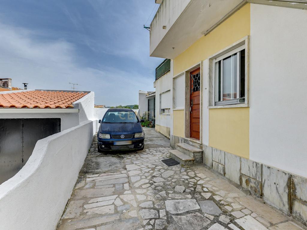 Moradia bifamiliar T4+1 em Pinheiro de Loures, com vistas desafogadas, jardim, pátio, varanda e terraço - Image 23
