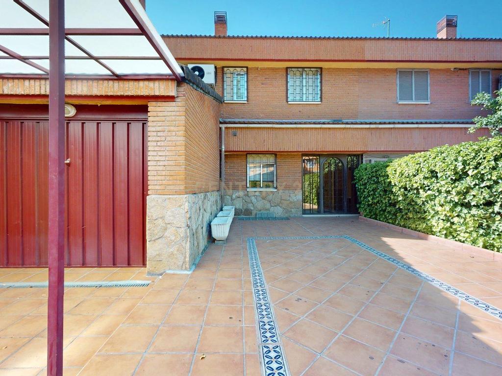 Apartamento Espaçoso com Vista para a Cidade e Montanha em Madrid - Image 39