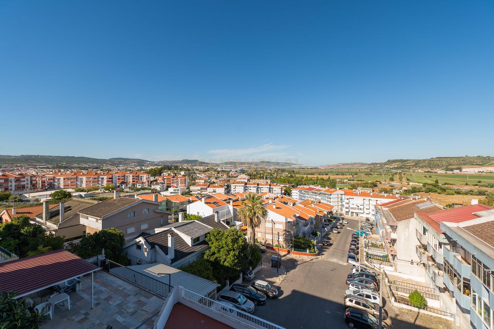 Fotografia 7 de Apartamento T2 com espaço exterior Privativo em Zona Tranquila de Loures.