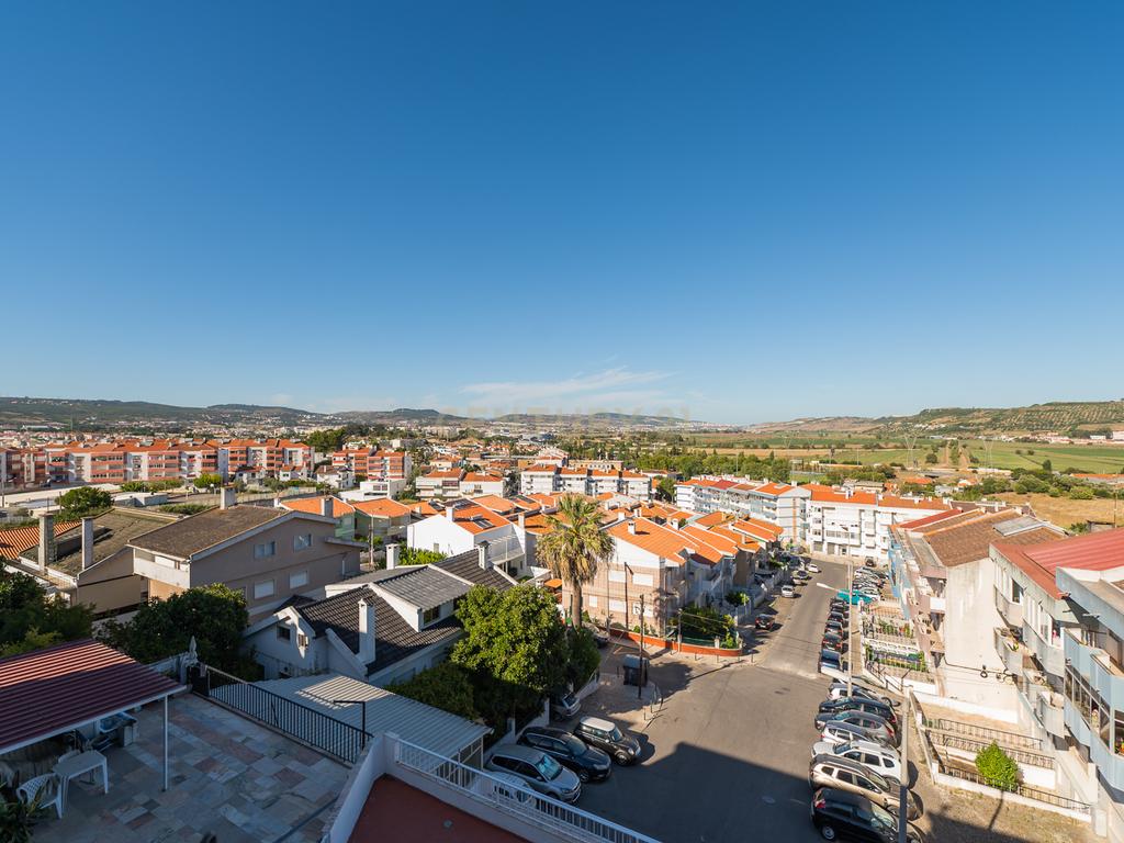 Apartamento T2 com espaço exterior Privativo em Zona Tranquila de Loures. - Image 7