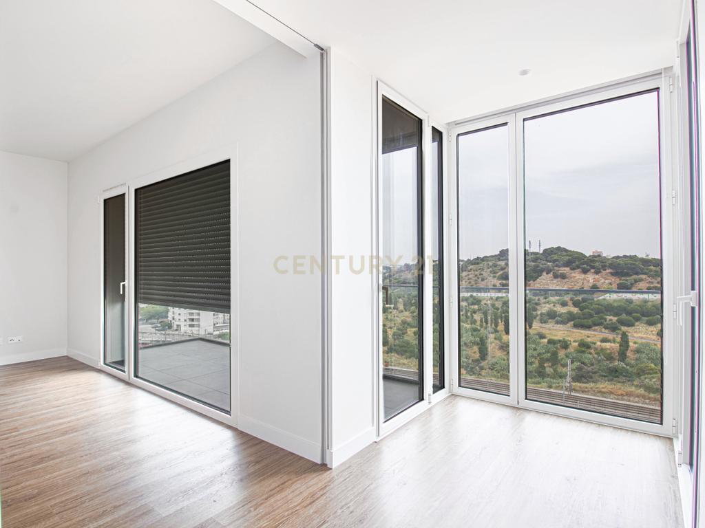 Apartamento T2 em Condomínio com Piscina e Garagem - Areeiro - Image 5