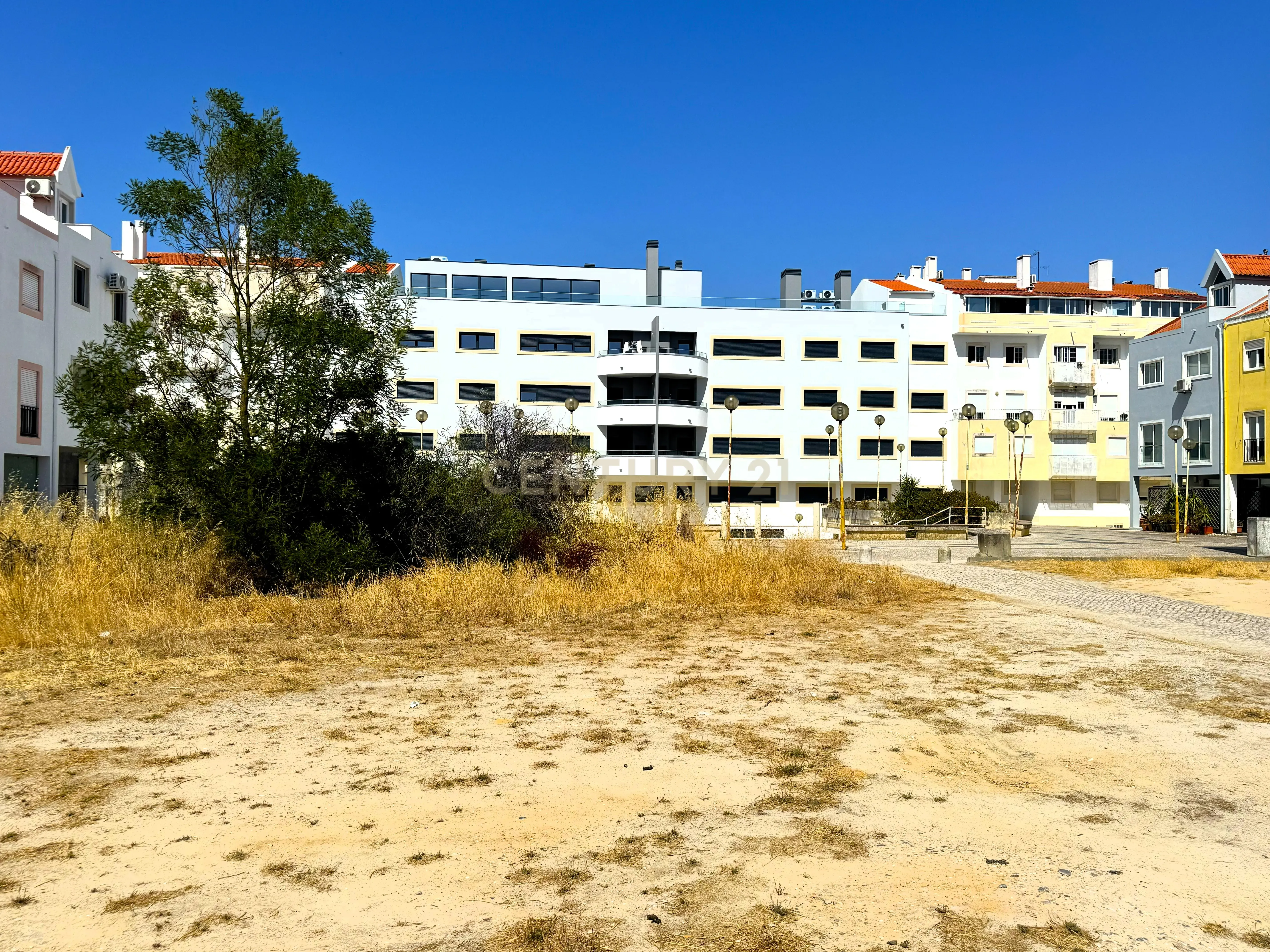 Fotografia 7 de Terreno Urbano para Construção de Moradia T4 com Loja - Sobreda, Almada