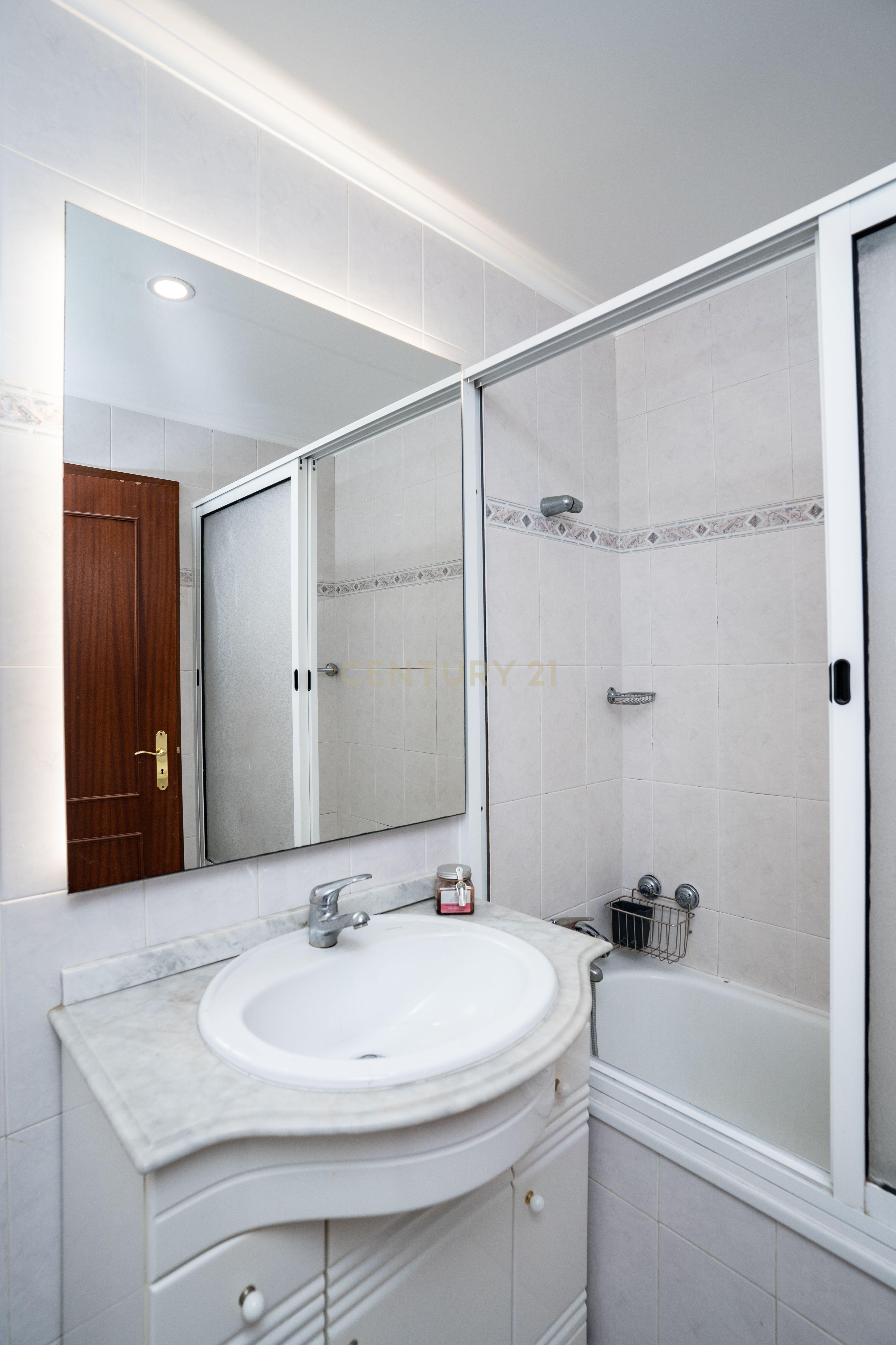 Fotografia 11 de Apartamento T2 no Caniço de Baixo — Vista Mar, Conforto e Qualidade de Vida