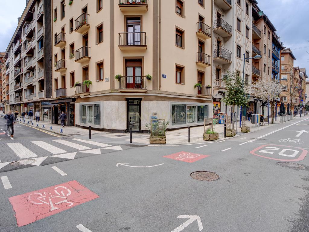 Local comercial en esquina con gran escaparate – Errenteria Centro - Image 1