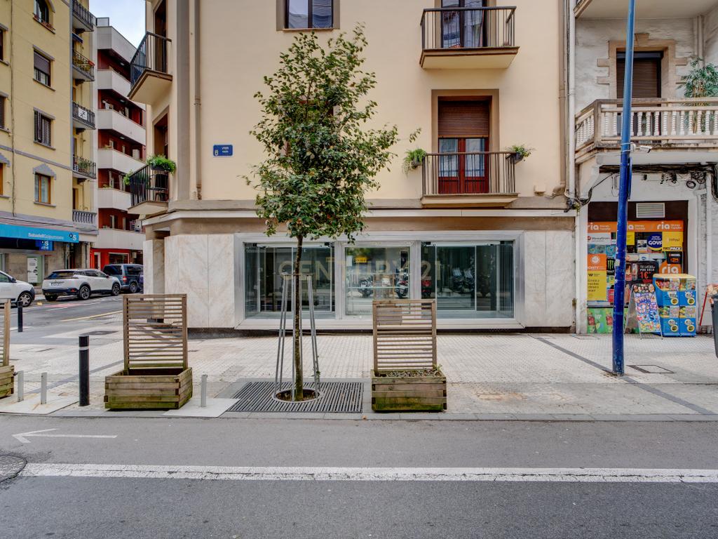 Local comercial en esquina con gran escaparate – Errenteria Centro - Image 2