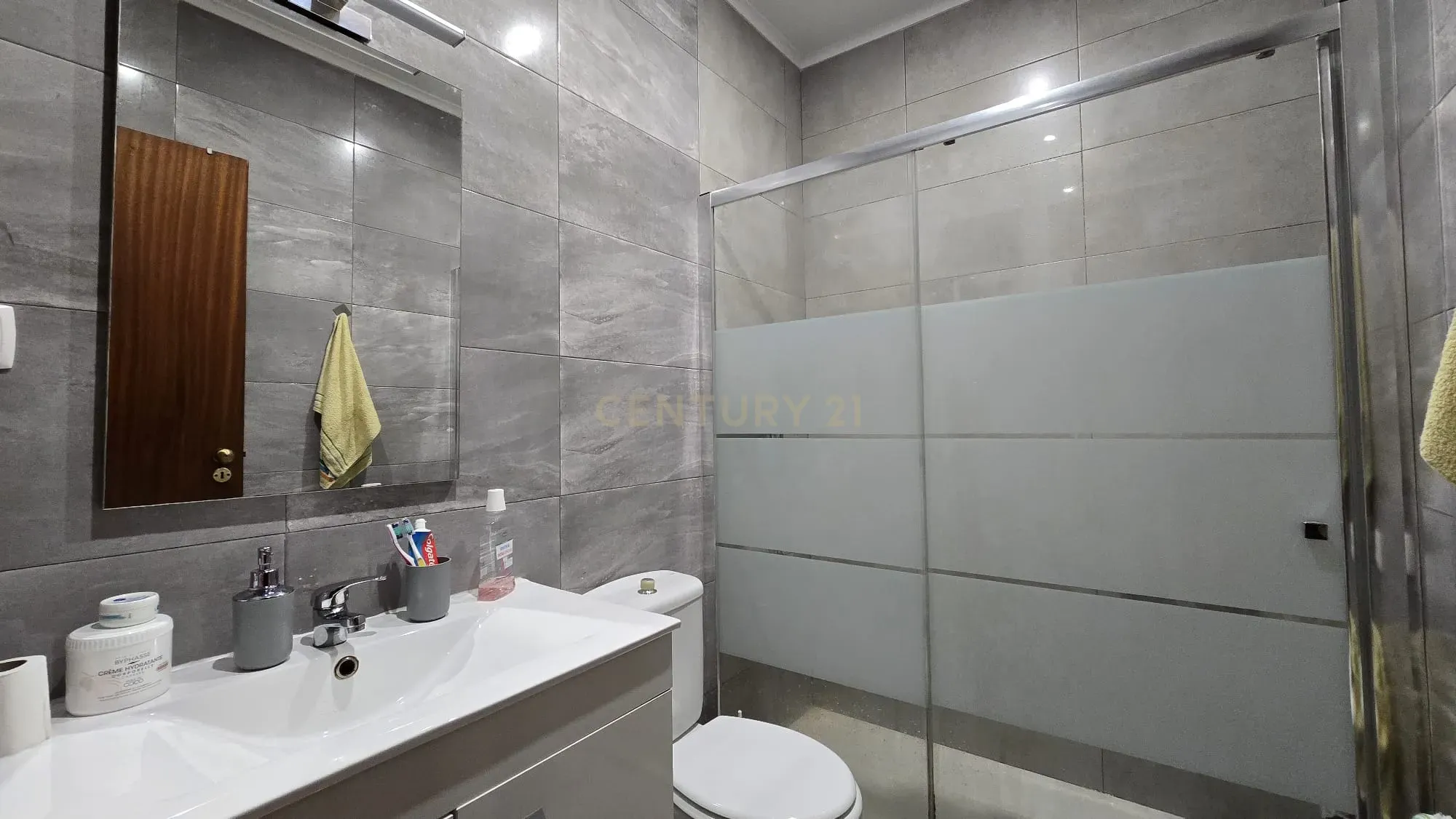 Apartamento T2 no Centro de Corroios – Excelente Localização! - Image 11