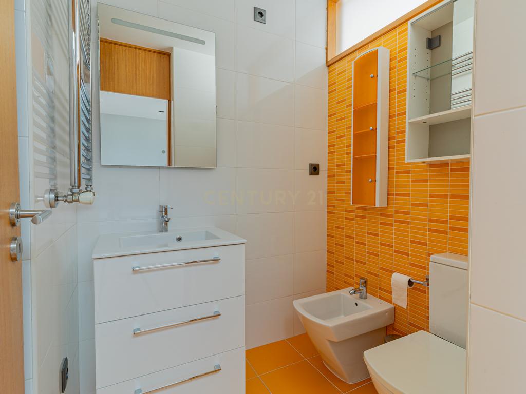 T5 com 3 Suites e Terreno com Rio | Natureza, Espaço e Conforto - Image 47