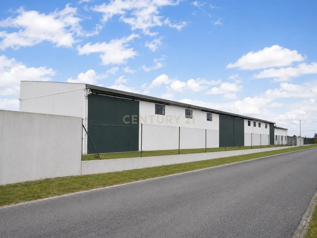 Armazém Agro-Industrial mais T1 e Terreno – Vale da Pedra, Cartaxo - Image 1
