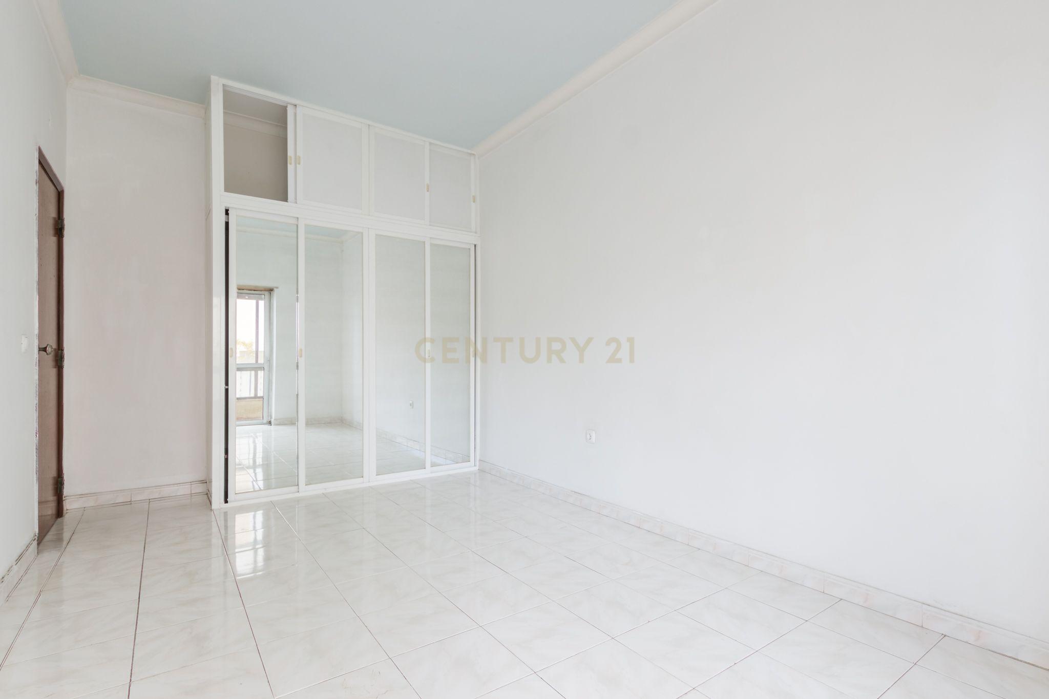 Apartamento T3 em Barreiro com Excelente Localização e Luz Natural - Image 12