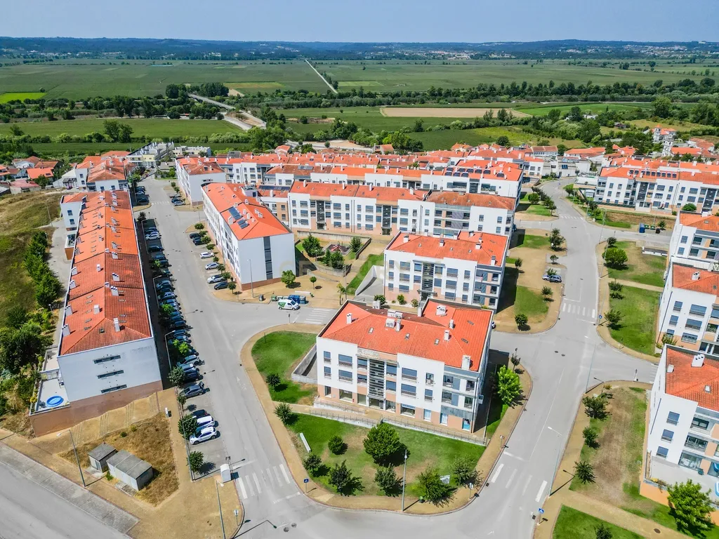 Loja passível de ser transformado em Apartamento T2 ou T3 com terraço privativo de Garagem - Image 7
