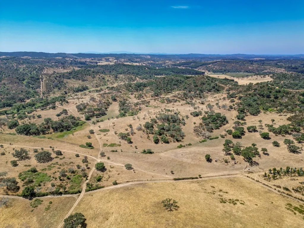 Herdade com 59,225 ha , 687m2 urbano, nascente de água, em Colos, Odemira - Image 17