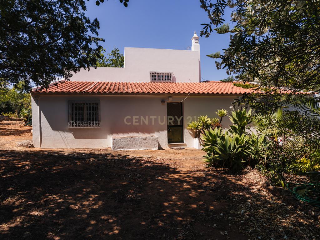 Quinta com 8660 m2 com Moradia, piscina e dois terraços panorâmicos em Silves - Image 1