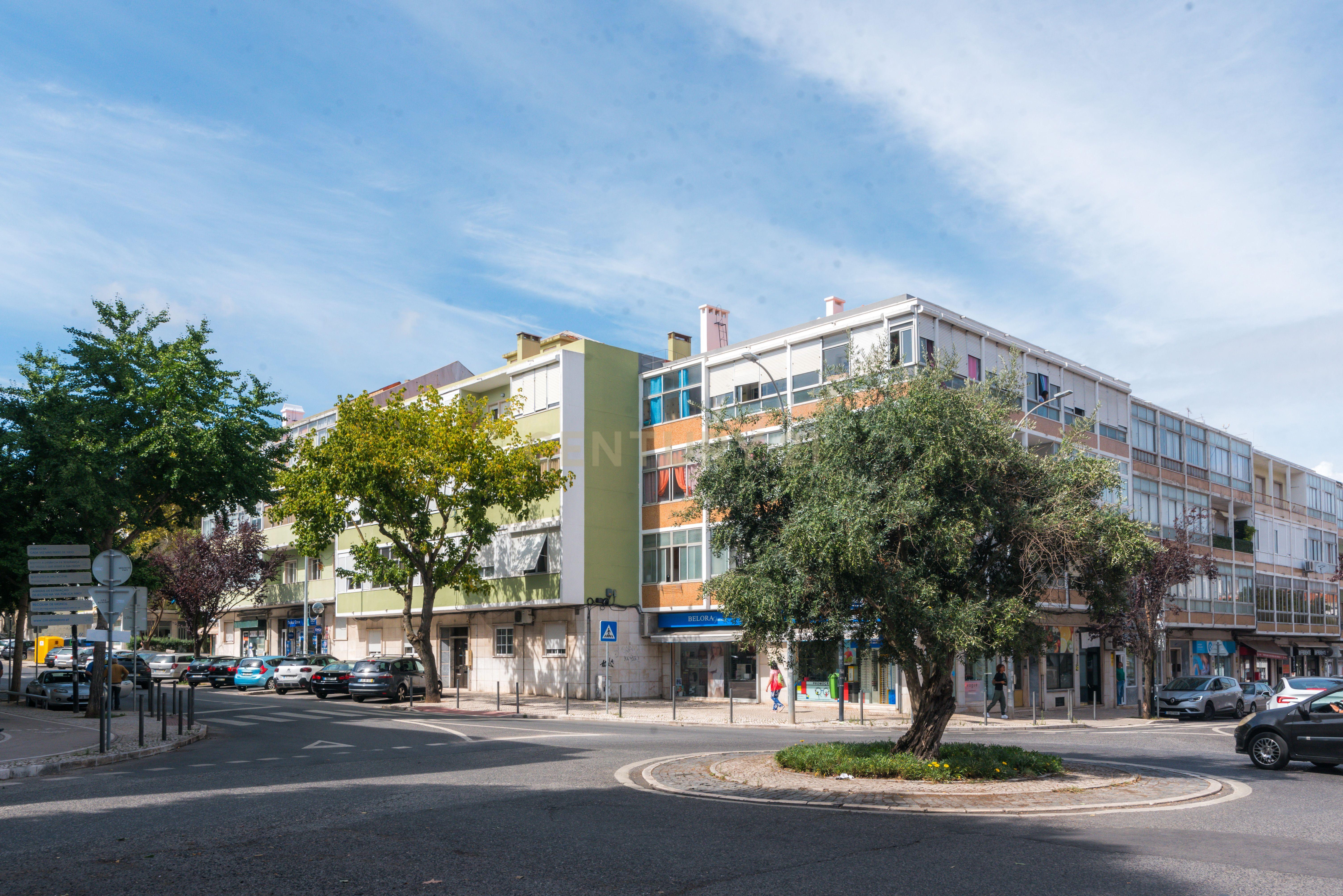 T2 Damaia junto ao Mercado