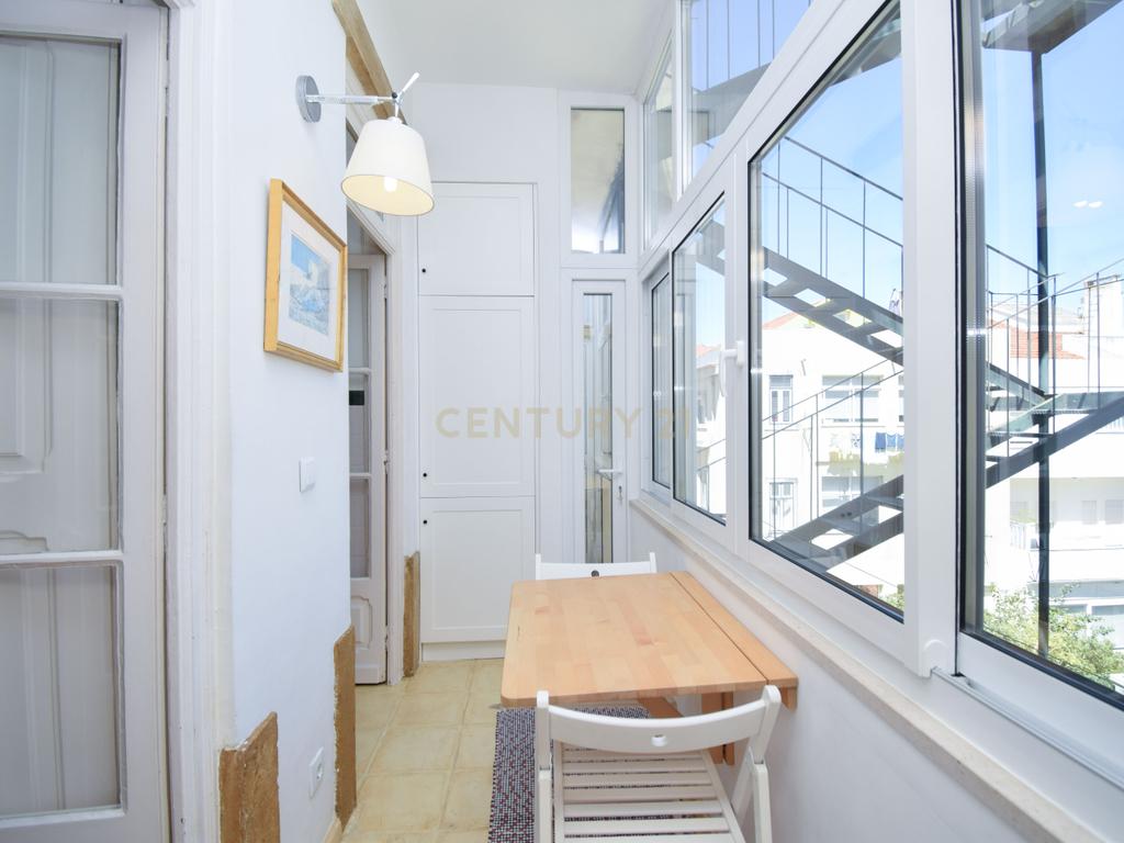 Apartamento T2+1 Renovado no Coração de Campo de Ourique - Image 24