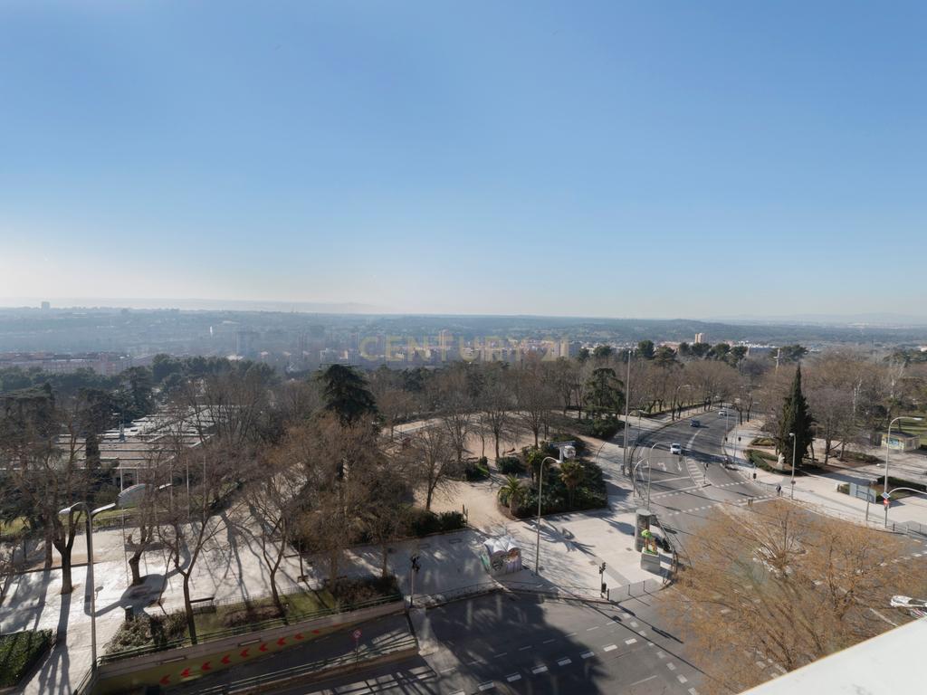 Luxuoso Apartamento T5 com Vista Panorâmica em Madrid - Image 36