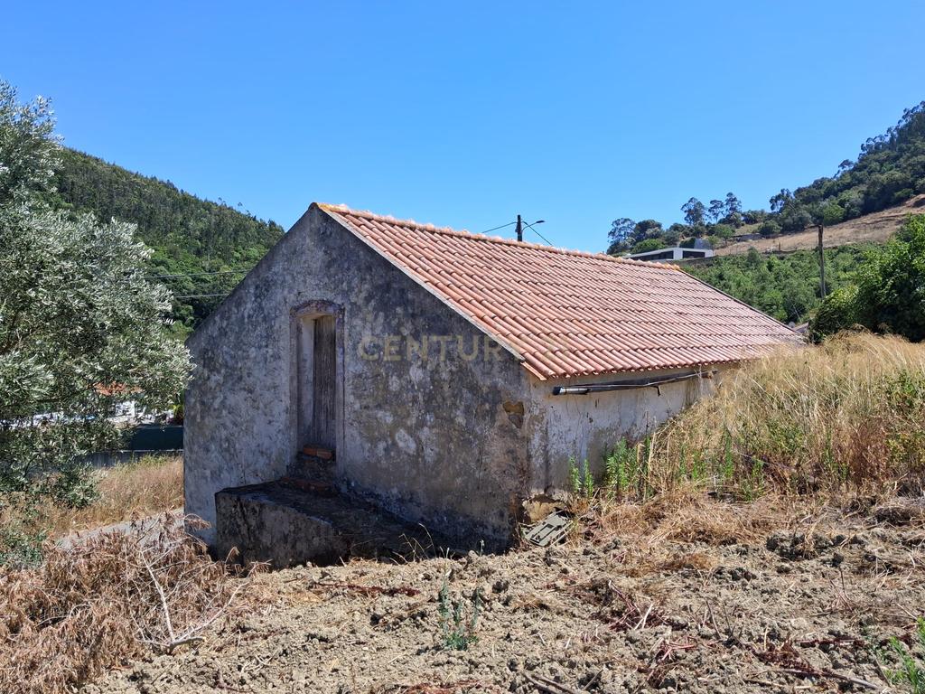Quinta de 1,8 hectares com 3 edificios para recuperação, em Sobral de Monte Agraço - Image 13