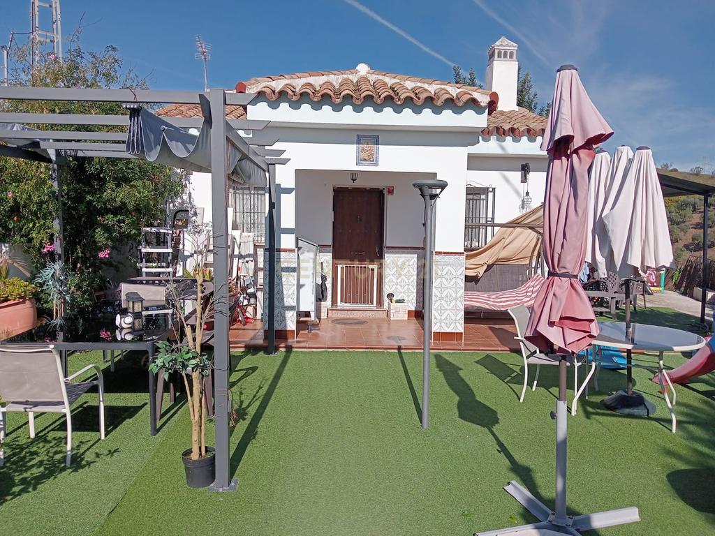 Exclusiva finca rústica con dos viviendas y vistas panorámicas en Estación de Cártama