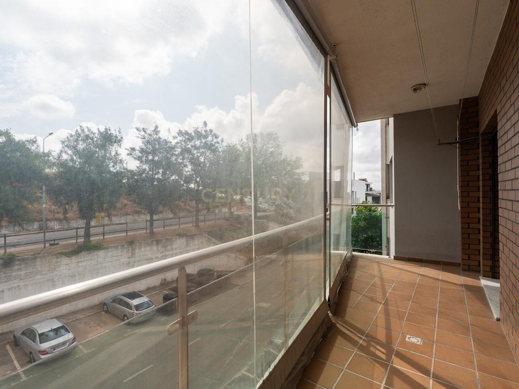 Apartamento de tipologia T3, com 2 varandas, 2 WC e box para 4 viaturas, situado no Jardim da Amoreira - Ramada em Odivelas. - Image 38