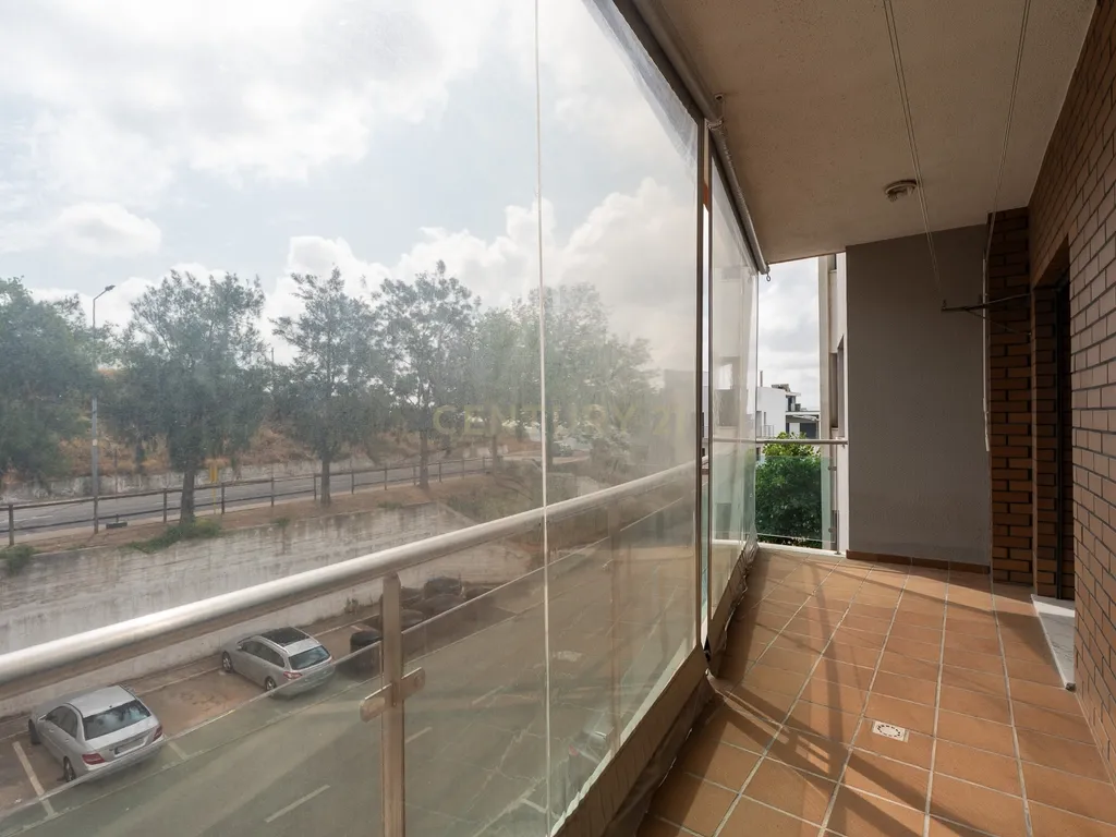 Apartamento de tipologia T3, com 2 varandas, 2 WC e box para 4 viaturas, situado no Jardim da Amoreira - Ramada em Odivelas. - Image 38