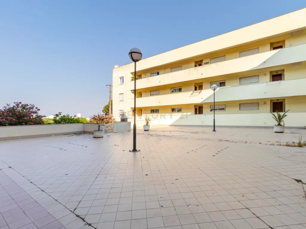 Espaçoso T3 na Sobreda com 2 Casas de Banho e Varandas - Image 71