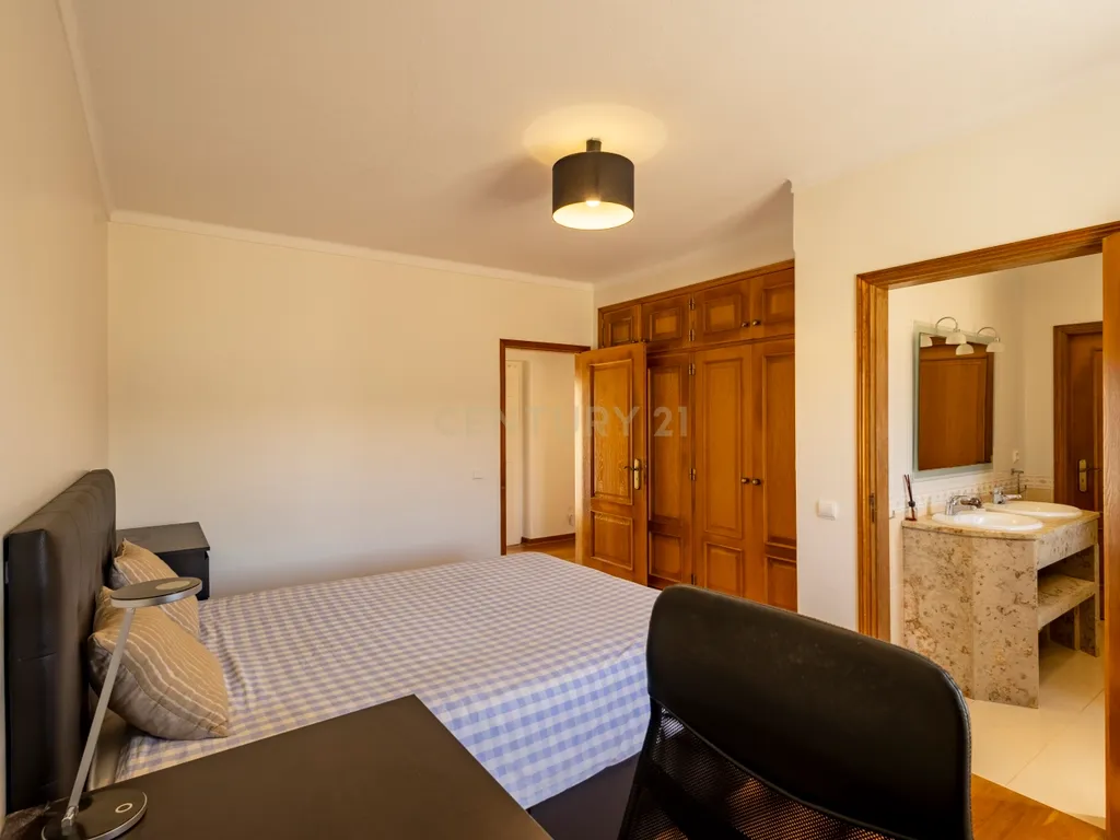 Moradia T5 Térrea com Piscina, Garagem e Lote de 2000 m² – Venda do Alcaide - Image 19