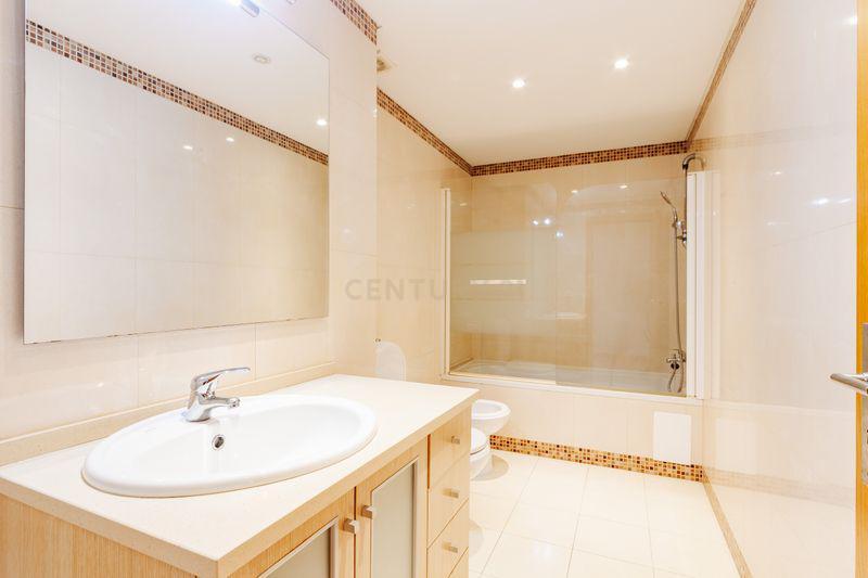 Apartamento T2 em Odivelas com Box e Varanda - Image 19