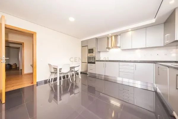Apartamento T3 construído em 2019, com Varanda e Parqueamento, em Setúbal - Image 3