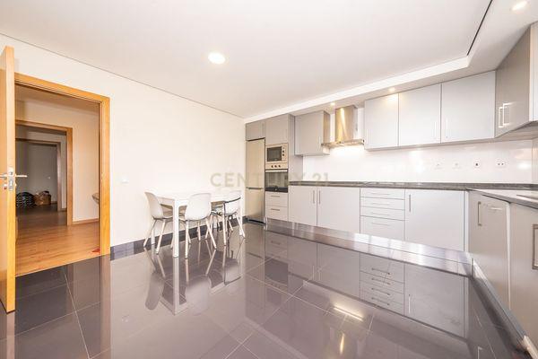 Apartamento T3 construído em 2019, com Varanda e Parqueamento, em Setúbal - Image 3
