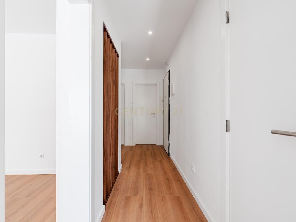 Apartamento Totalmente Remodelado com Terraço de 33 m² | Cruz de Pau – Amora - Image 4