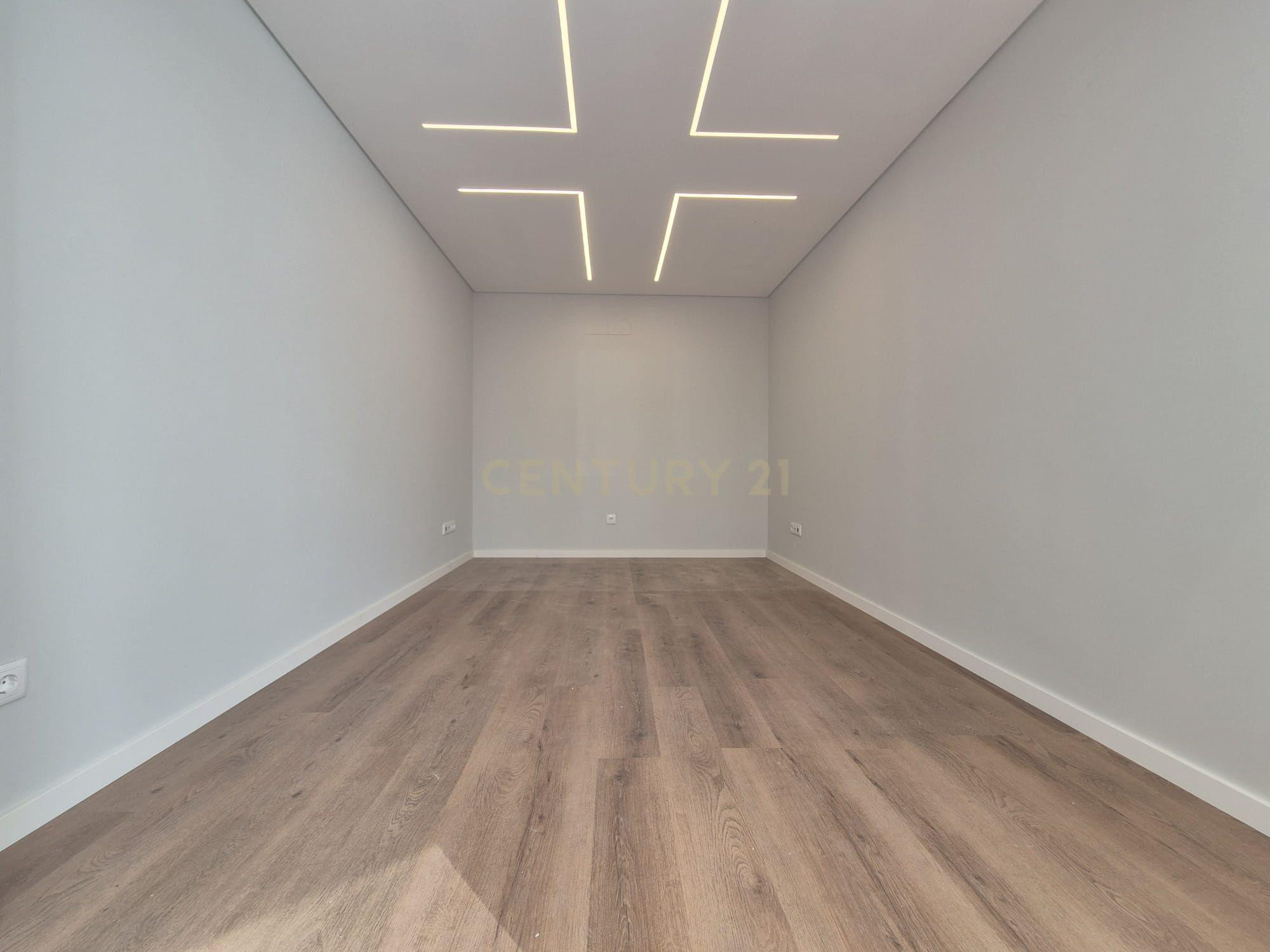Fotografia 5 de Excelente T1 completamente remodelado com um terraço de 44,2m2 em prédio remodelado– Amadora – 5min a pé da Estação CP