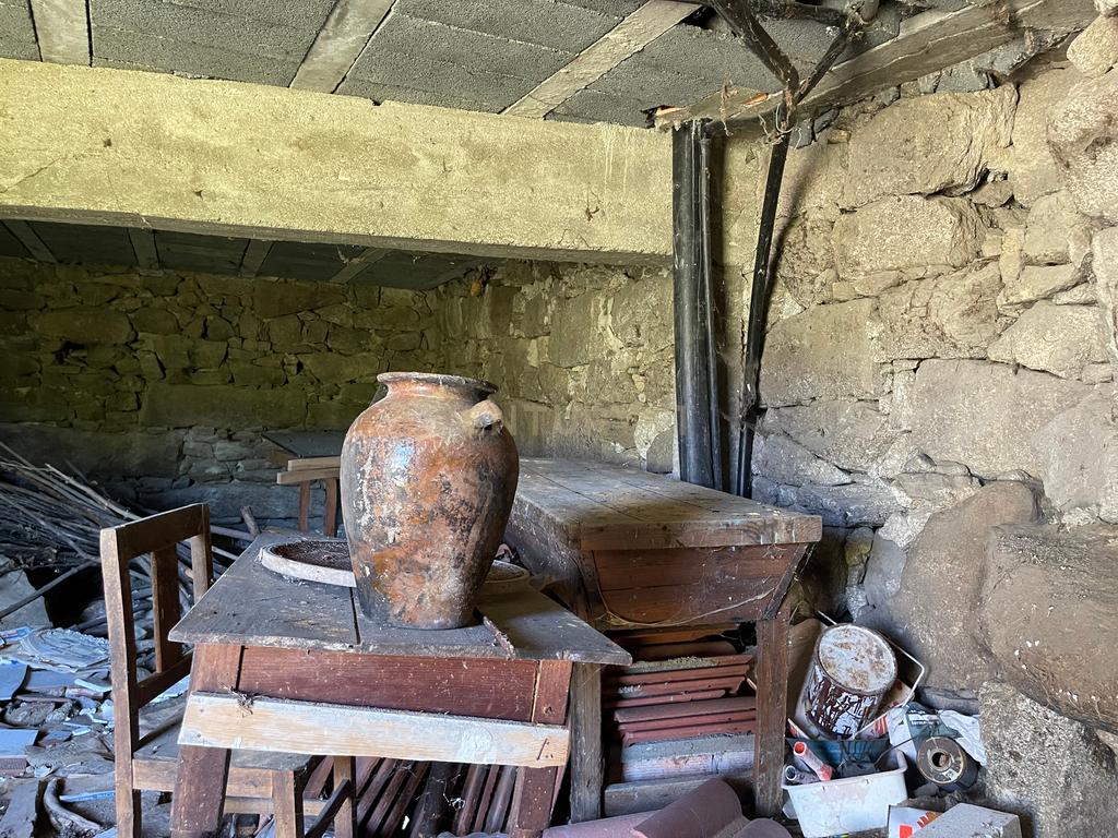 Uma quinta com uma casa que necessita de restauro, situada num terreno de 4000m², cortado por um riacho. - Image 19