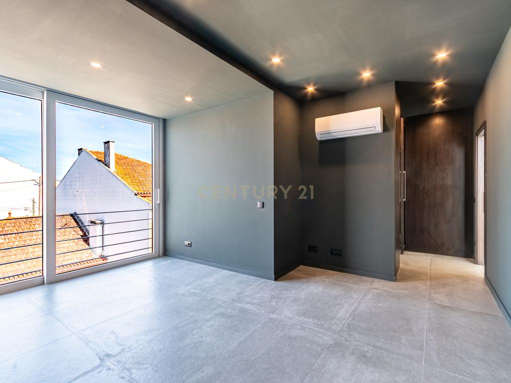 Moradia T3 com 3 Suites e Arquitetura Distinta em Samouco, Alcochete - Image 33