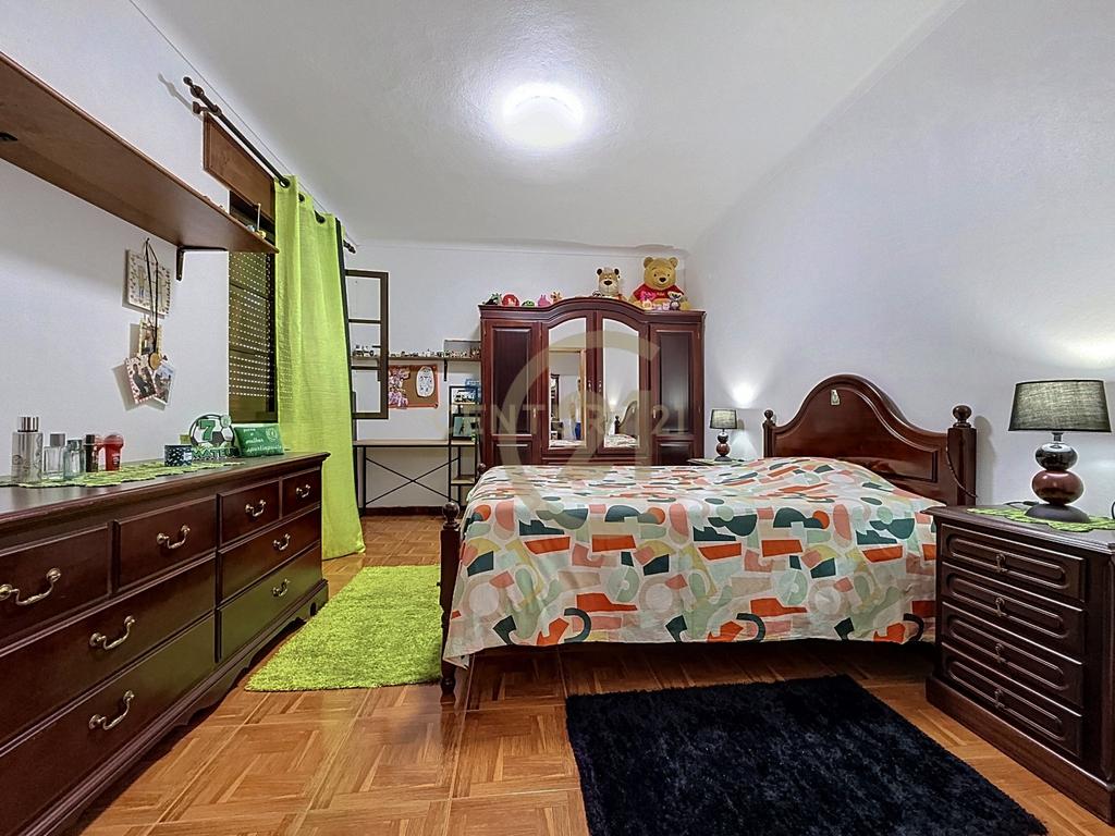 Moradia T6 com Potencial de Rendimento no 2.º Piso - Image 6