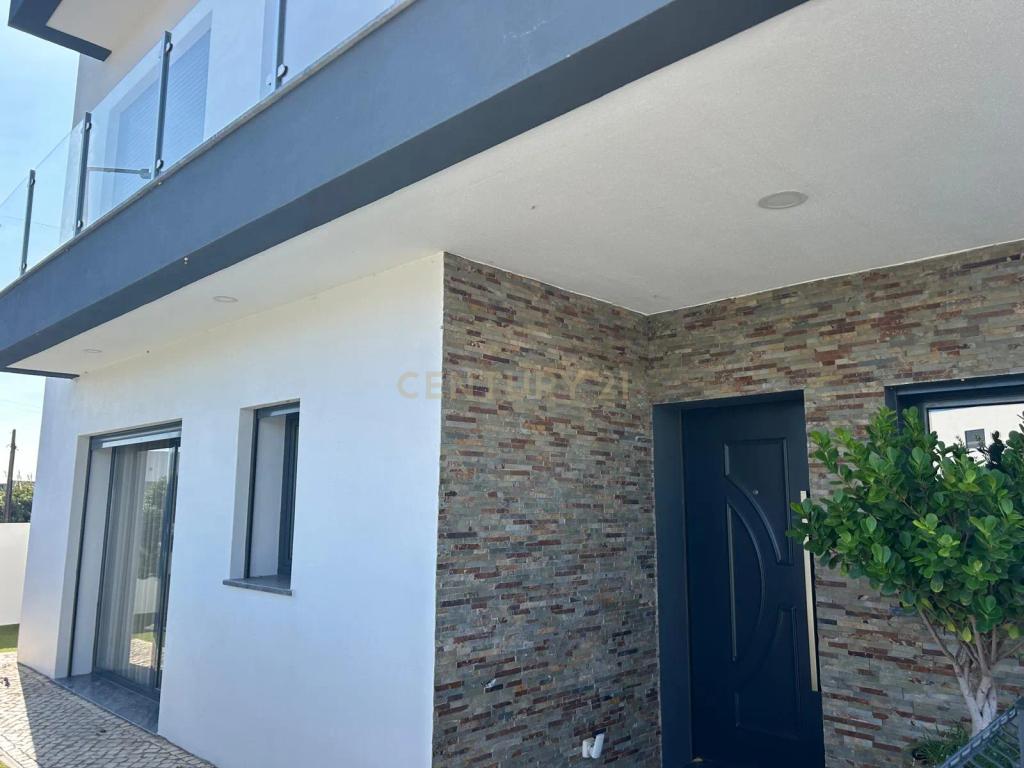 MORADIA ISOLADA na CAPARICA T4 c/ 3 SUITES, PISCINA AQUECIDA e PAINÉIS FOTOVOLTAICOS - Image 6
