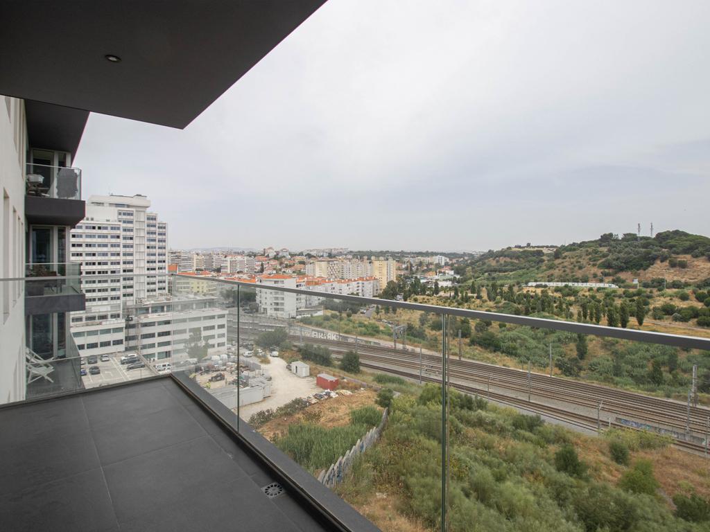 Apartamento T2 em Condomínio com Piscina e Garagem - Areeiro - Image 8