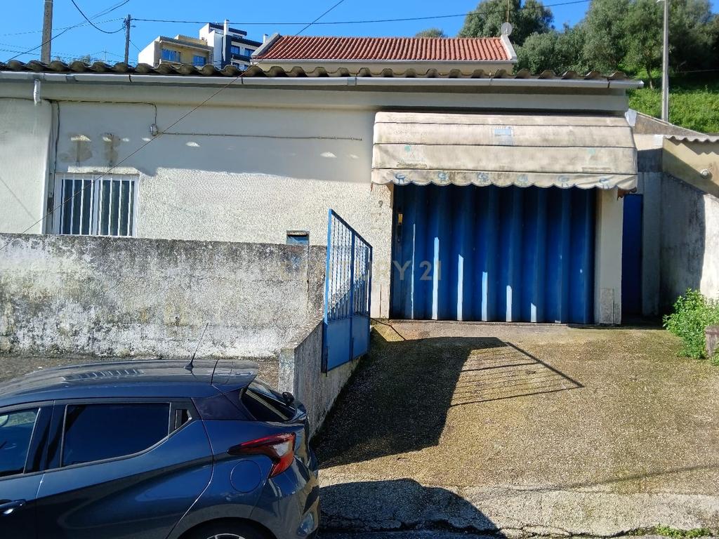 Oportunidade de investimento na Ponte da Bica – Ramada, Armazém com potencial para diversas áreas de negócios - Image 3