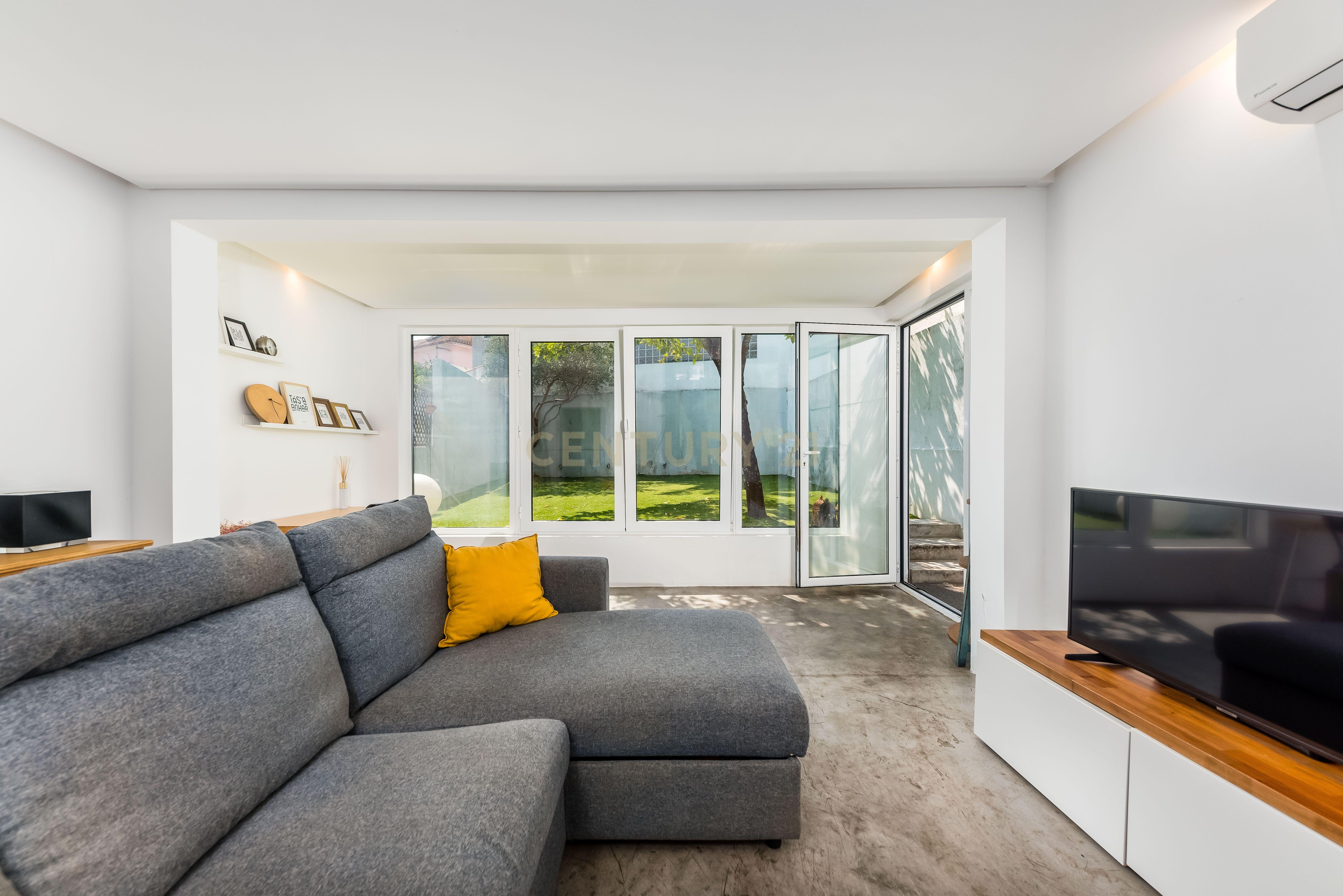 Fotografia 3 de Moradia T2 Renovada com Jardim, Cave e Terraço | Viva o melhor de Belém em 3 pisos.