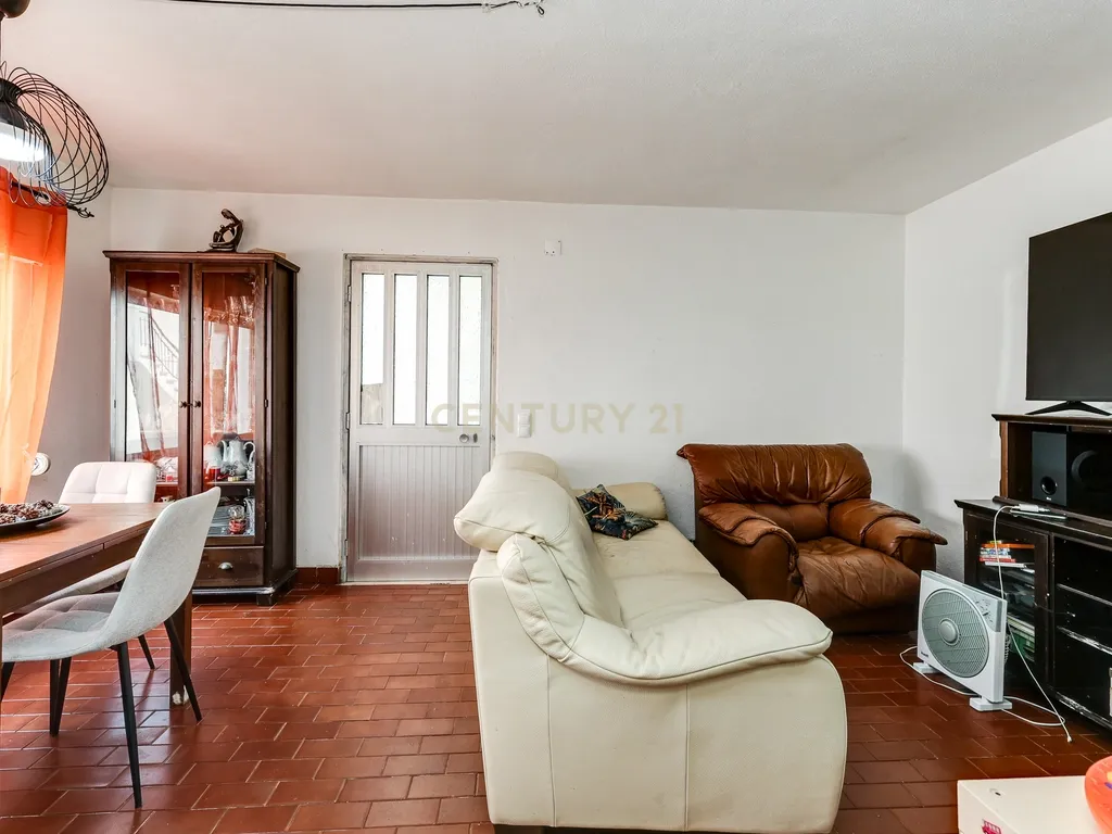 Moradia bifamiliar T4+1 em Pinheiro de Loures, com vistas desafogadas, jardim, pátio, varanda e terraço - Image 30