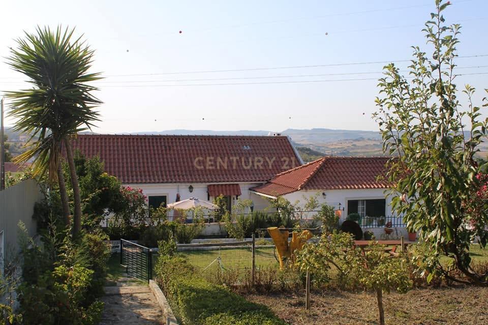 Moradia T4 em Quinta de 1950 com piscina e terra fértil - Image 2