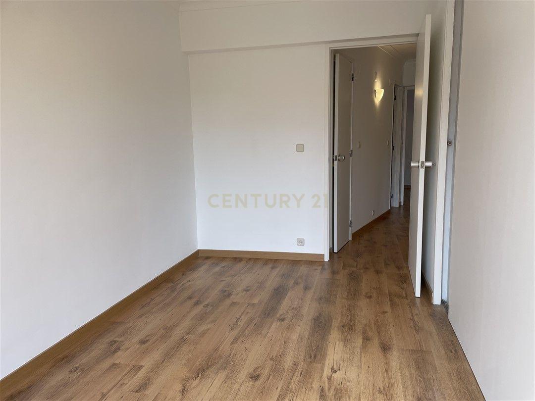 Apartamento T3 Duplex em Telheiras – 104 m², Estacionamento e Arrecadação - Image 12
