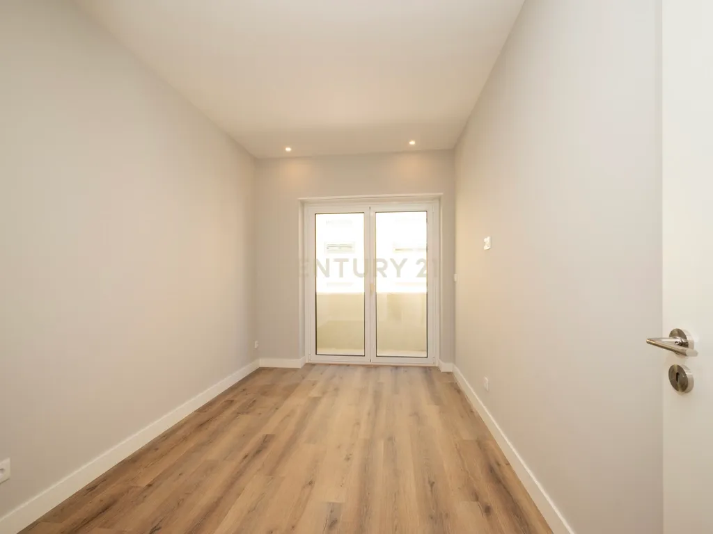 Apartamento T2 Totalmente Renovado em Queluz – Pronto a Habitar! - Image 15