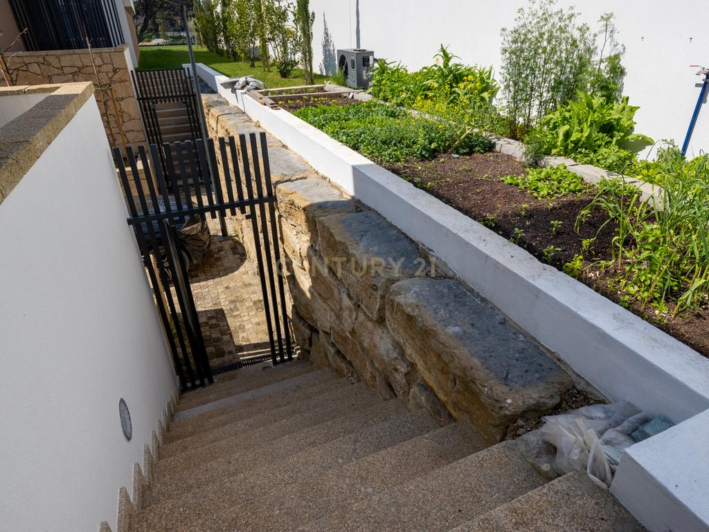 Moradia T5+1 Luxuosa no Estoril - Image 27