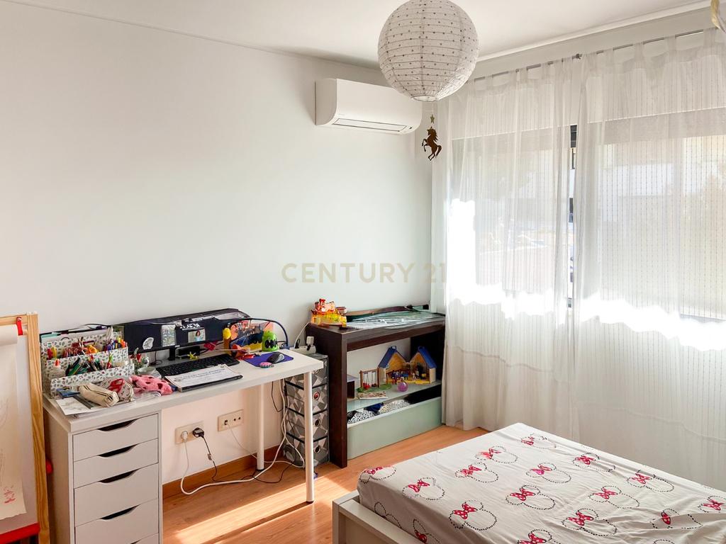 Apartamento T2 com Garagem em Localização Privilegiada - Image 14
